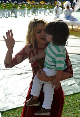 Shakira na festa de encerramento da Copa; na sequncia, ela se encontrou com o marido Piqu, jogador do Barcelona, e com o filho Milan