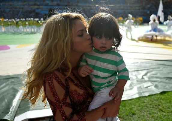 Shakira na festa de encerramento da Copa; na sequncia, ela se encontrou com o marido Piqu, jogador do Barcelona, e com o filho Milan