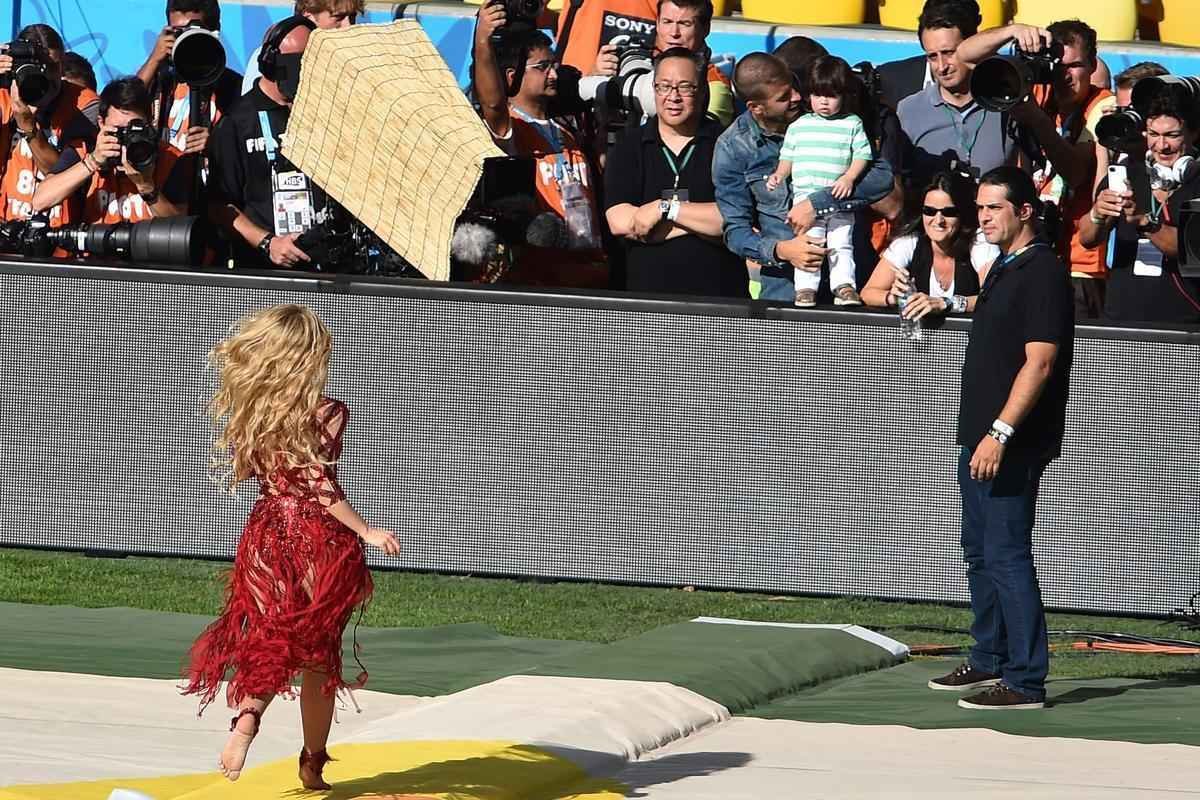 Shakira na festa de encerramento da Copa; na sequncia, ela se encontrou com o marido Piqu, jogador do Barcelona, e com o filho Milan