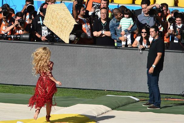 Shakira na festa de encerramento da Copa; na sequncia, ela se encontrou com o marido Piqu, jogador do Barcelona, e com o filho Milan