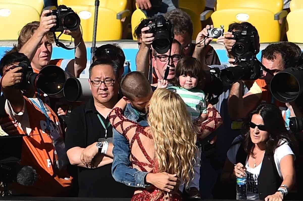 Shakira na festa de encerramento da Copa; na sequncia, ela se encontrou com o marido Piqu, jogador do Barcelona, e com o filho Milan