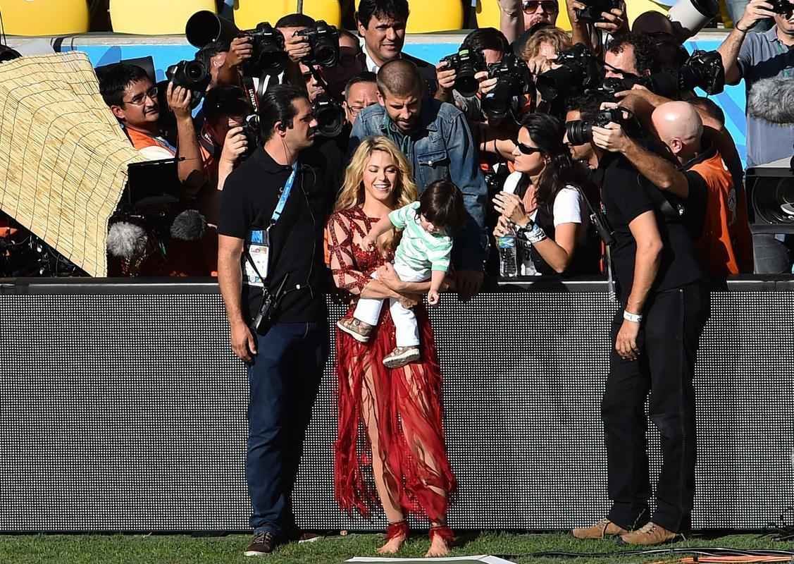 Shakira na festa de encerramento da Copa; na sequncia, ela se encontrou com o marido Piqu, jogador do Barcelona, e com o filho Milan