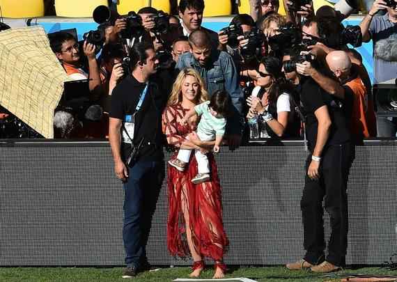 Shakira na festa de encerramento da Copa; na sequncia, ela se encontrou com o marido Piqu, jogador do Barcelona, e com o filho Milan