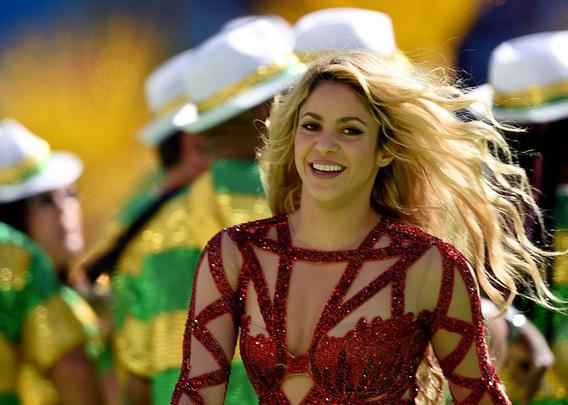 Shakira na festa de encerramento da Copa; na sequncia, ela se encontrou com o marido Piqu, jogador do Barcelona, e com o filho Milan