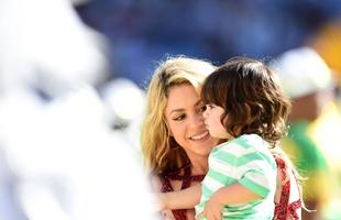 Shakira na festa de encerramento da Copa; na sequncia, ela se encontrou com o marido Piqu, jogador do Barcelona, e com o filho Milan