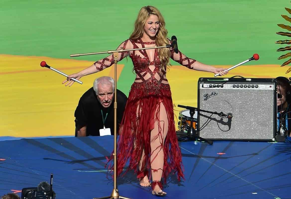 Shakira na festa de encerramento da Copa; na sequncia, ela se encontrou com o marido Piqu, jogador do Barcelona, e com o filho Milan