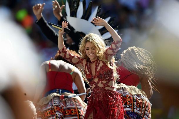 Shakira na festa de encerramento da Copa; na sequncia, ela se encontrou com o marido Piqu, jogador do Barcelona, e com o filho Milan
