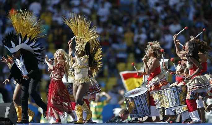 Shakira na festa de encerramento da Copa; na sequncia, ela se encontrou com o marido Piqu, jogador do Barcelona, e com o filho Milan