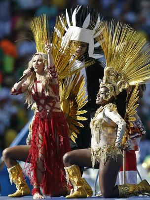 Shakira na festa de encerramento da Copa; na sequncia, ela se encontrou com o marido Piqu, jogador do Barcelona, e com o filho Milan