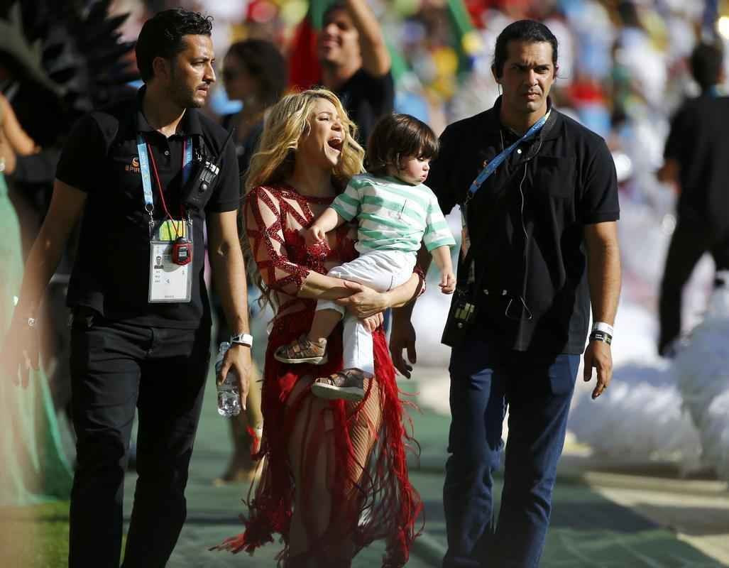 Shakira na festa de encerramento da Copa; na sequncia, ela se encontrou com o marido Piqu, jogador do Barcelona, e com o filho Milan