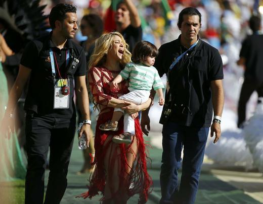 Shakira na festa de encerramento da Copa; na sequncia, ela se encontrou com o marido Piqu, jogador do Barcelona, e com o filho Milan