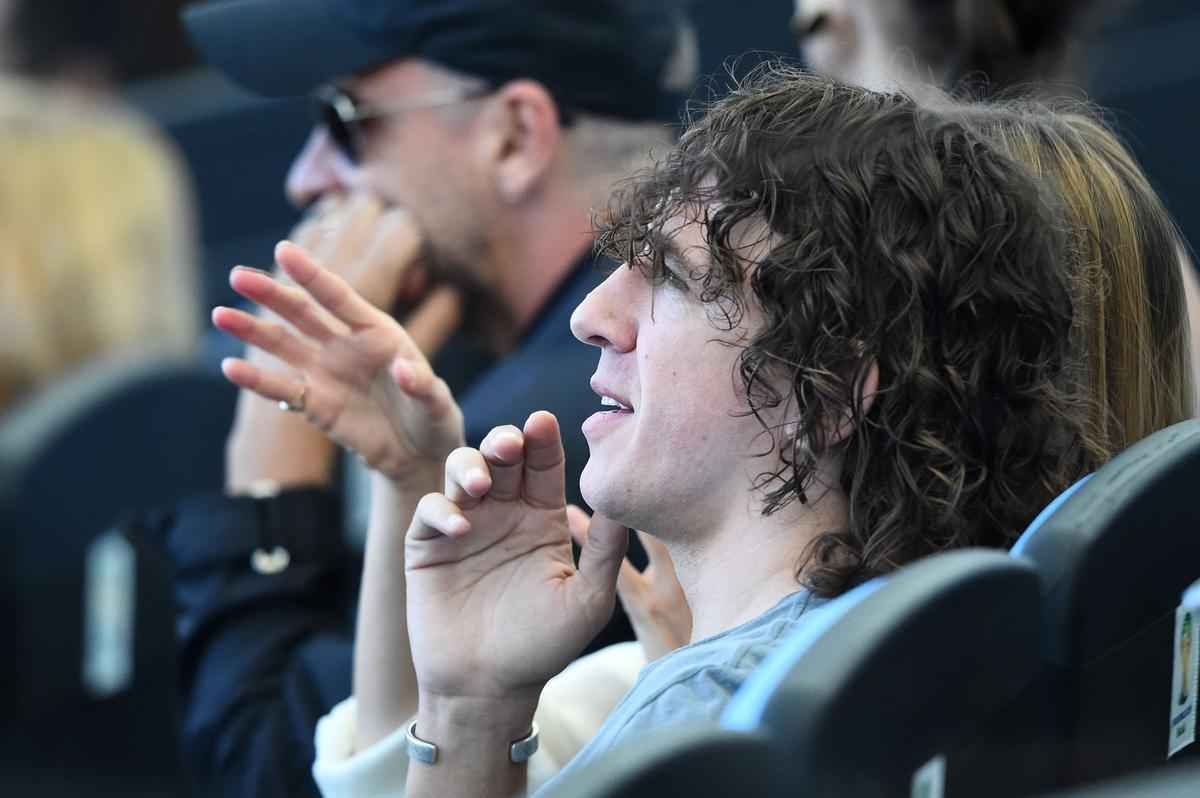 Carles Puyol na arquibancada do Maracan