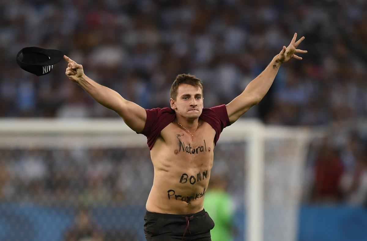 Com dizeres 'brincalho por natureza' na barriga, torcedor invade gramado do Maracan durante a final da Copa do Mundo, entre Alemanha e Argentina, e d trabalho  segurana at ser retirado 