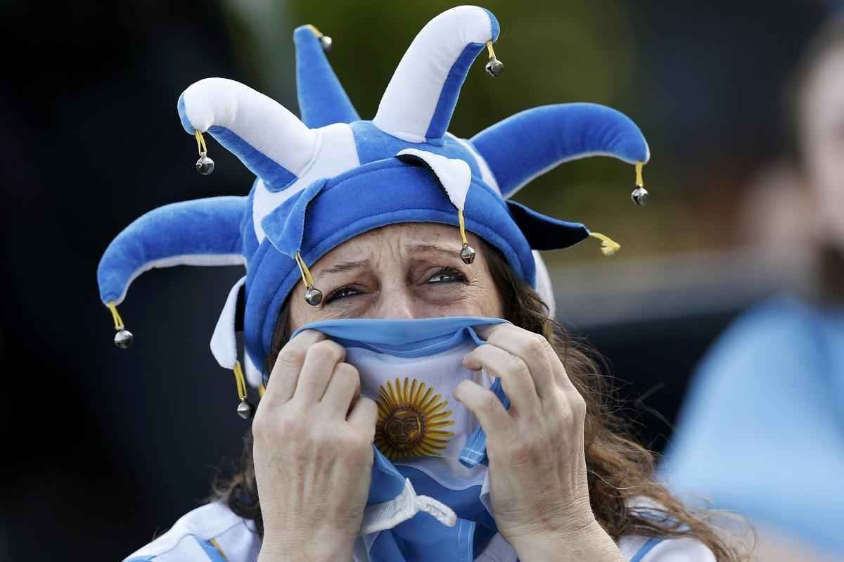 Jogadores em campo e torcedores nas arquibancadas e em Buenos Aires se decepcionam