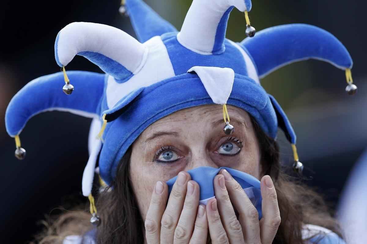 Jogadores em campo e torcedores nas arquibancadas e em Buenos Aires se decepcionam