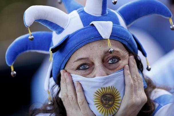 Jogadores em campo e torcedores nas arquibancadas e em Buenos Aires se decepcionam