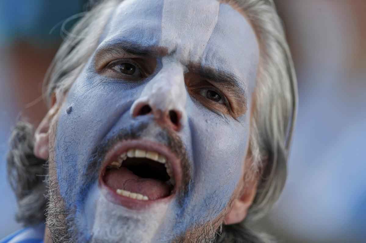 Jogadores em campo e torcedores nas arquibancadas e em Buenos Aires se decepcionam