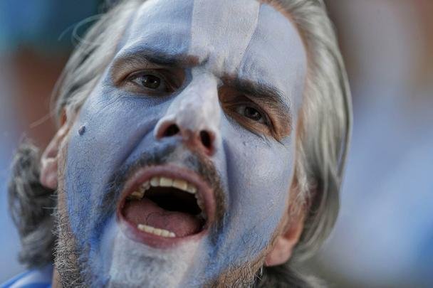 Jogadores em campo e torcedores nas arquibancadas e em Buenos Aires se decepcionam