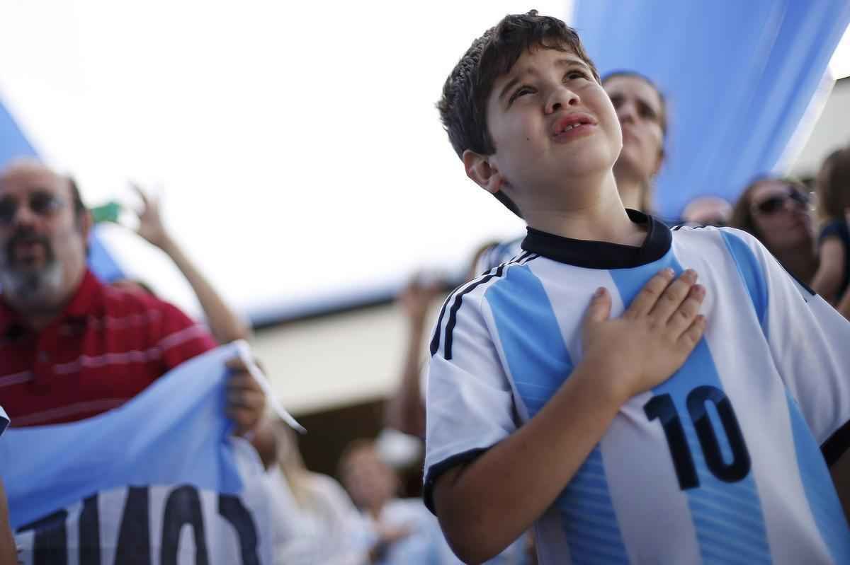 Jogadores em campo e torcedores nas arquibancadas e em Buenos Aires se decepcionam
