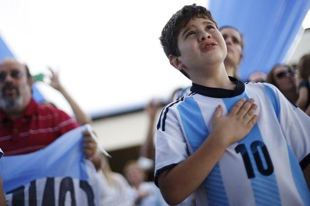 Jogadores em campo e torcedores nas arquibancadas e em Buenos Aires se decepcionam