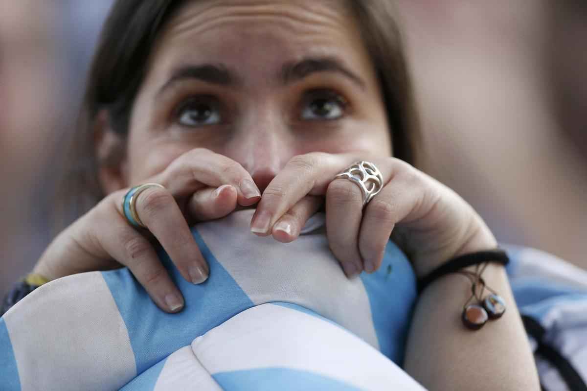 Jogadores em campo e torcedores nas arquibancadas e em Buenos Aires se decepcionam