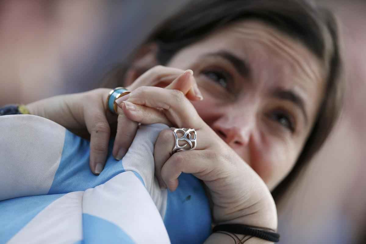 Jogadores em campo e torcedores nas arquibancadas e em Buenos Aires se decepcionam