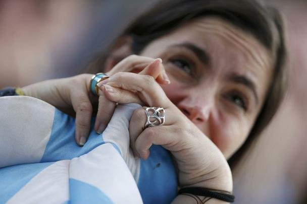 Jogadores em campo e torcedores nas arquibancadas e em Buenos Aires se decepcionam