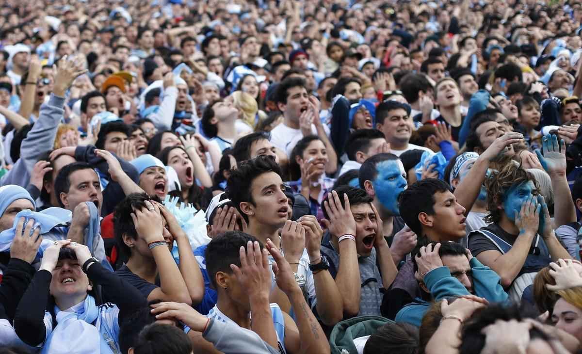 Jogadores em campo e torcedores nas arquibancadas e em Buenos Aires se decepcionam