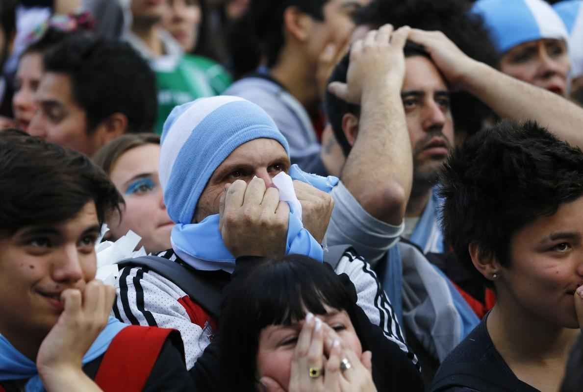 Jogadores em campo e torcedores nas arquibancadas e em Buenos Aires se decepcionam