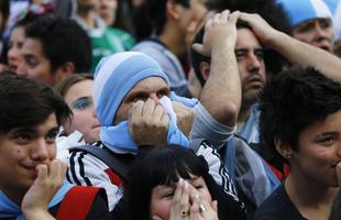 Jogadores em campo e torcedores nas arquibancadas e em Buenos Aires se decepcionam