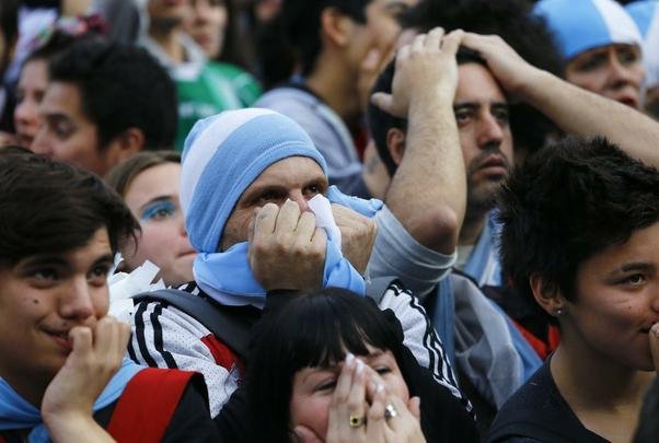 Jogadores em campo e torcedores nas arquibancadas e em Buenos Aires se decepcionam