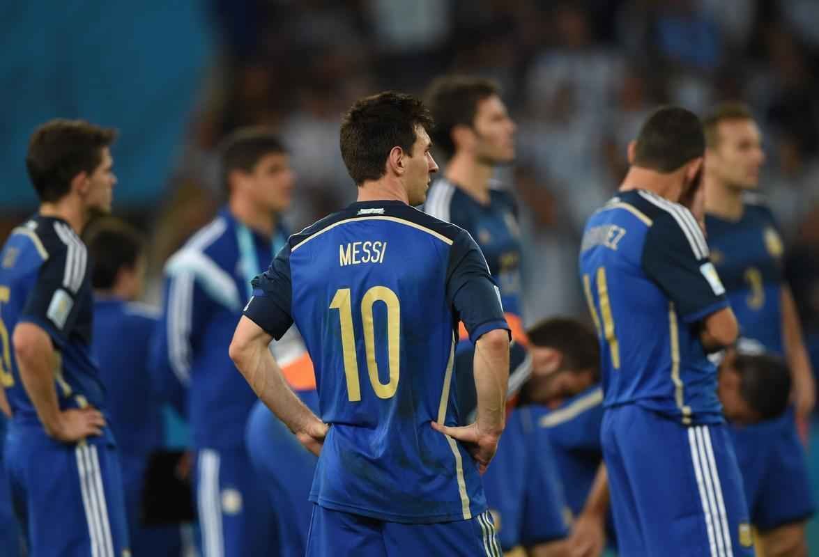 Jogadores em campo e torcedores nas arquibancadas e em Buenos Aires se decepcionam