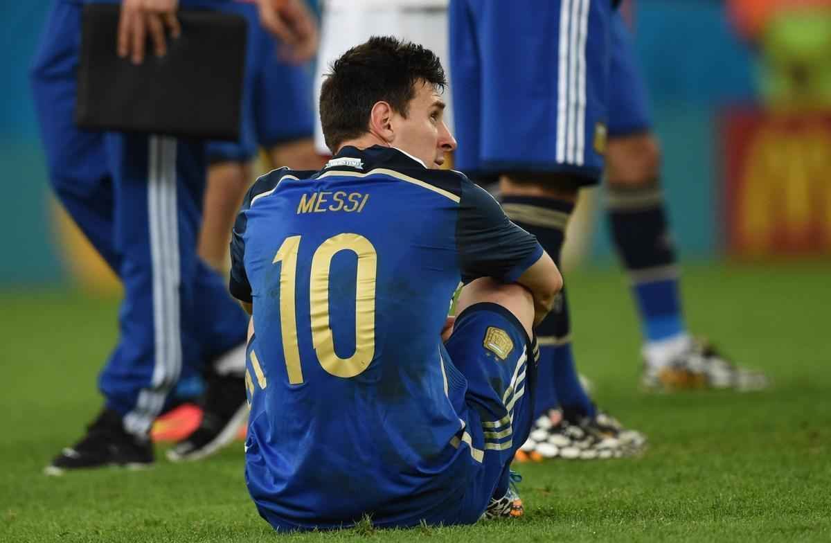 Jogadores em campo e torcedores nas arquibancadas e em Buenos Aires se decepcionam