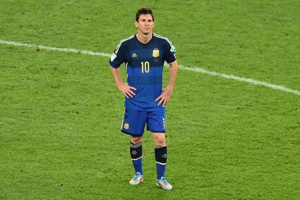 Jogadores em campo e torcedores nas arquibancadas e em Buenos Aires se decepcionam