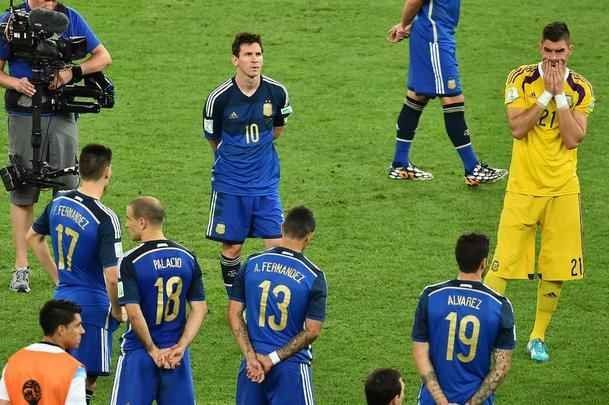 Jogadores em campo e torcedores nas arquibancadas e em Buenos Aires se decepcionam