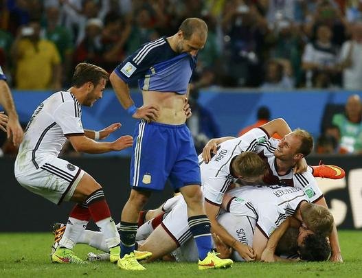 Jogadores em campo e torcedores nas arquibancadas e em Buenos Aires se decepcionam