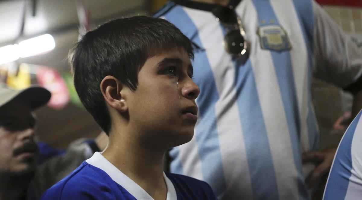 Jogadores em campo e torcedores nas arquibancadas e em Buenos Aires se decepcionam