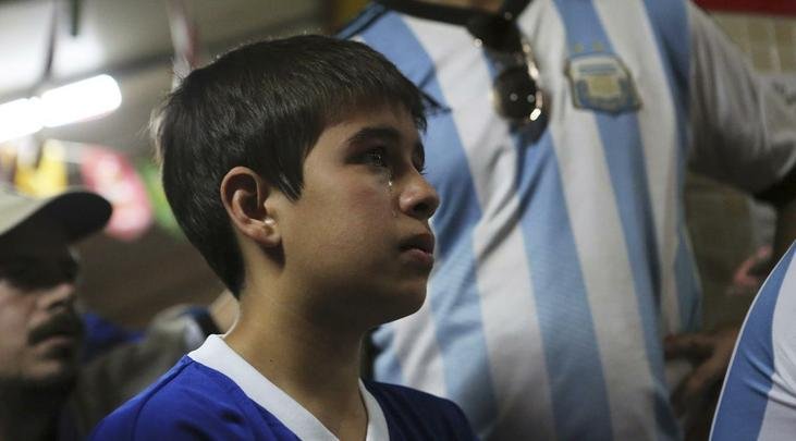 Jogadores em campo e torcedores nas arquibancadas e em Buenos Aires se decepcionam