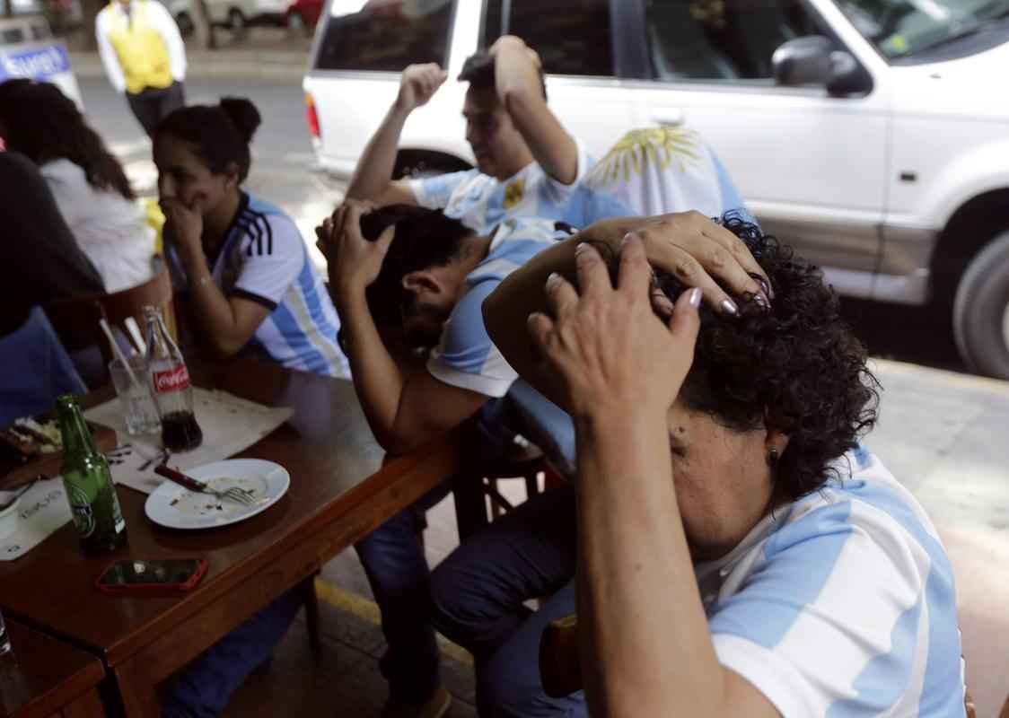 Jogadores em campo e torcedores nas arquibancadas e em Buenos Aires se decepcionam