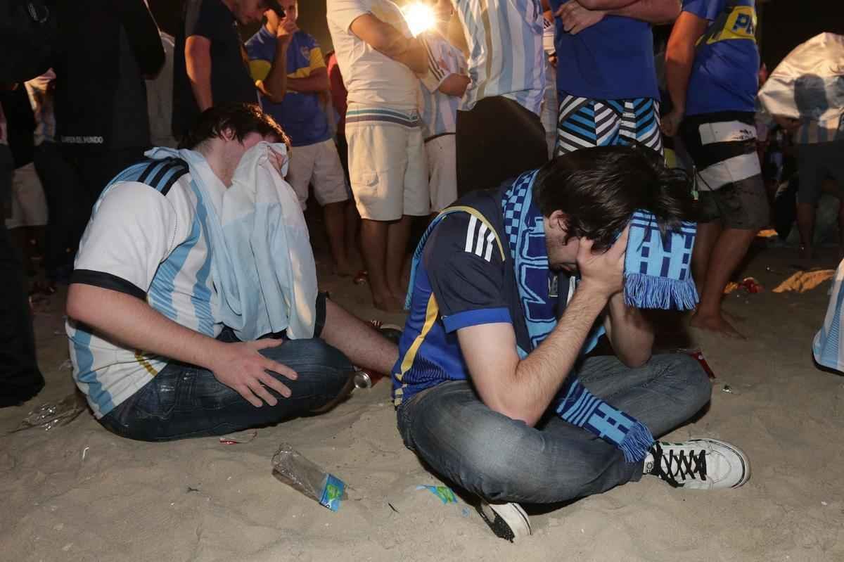 Jogadores em campo e torcedores nas arquibancadas e em Buenos Aires se decepcionam