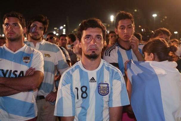 Jogadores em campo e torcedores nas arquibancadas e em Buenos Aires se decepcionam