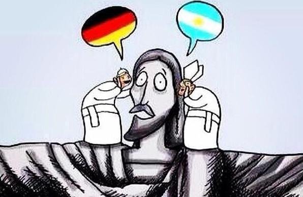 O Cristo Redentor aparece dividido entre os dois papas, um argentino e o outro alemo 