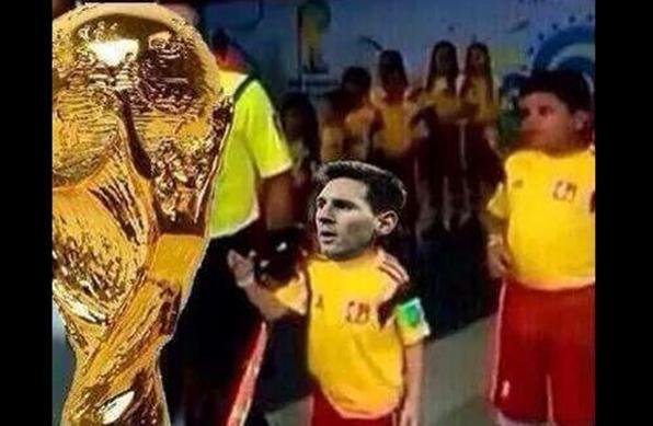 Messi em montagem em que  ignorado pela taa da Copa do Mundo 