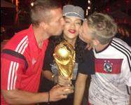 Cantora de Barbados esteve no Maracanã para acompanhar a decisão e postou fotos com jogadores da Alemanha