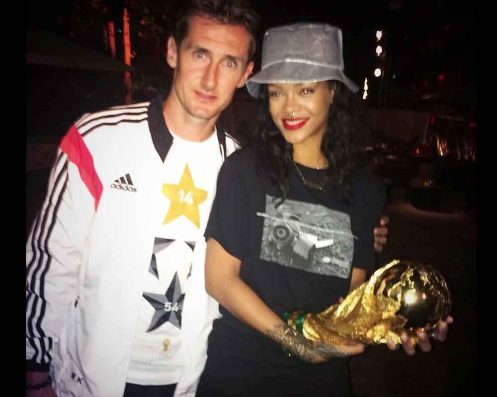 Rihanna (D) carrega a taça de Campeão Mundial ao lado de Miroslav Klose (E)