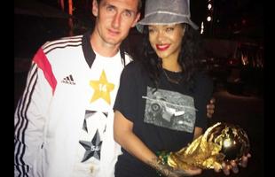 Rihanna (D) carrega a taça de Campeão Mundial ao lado de Miroslav Klose (E)