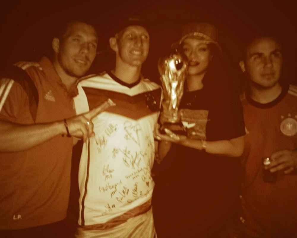 Da esquerda para a direita: Lukas Podolski, Bastian Schweinsteiger, Rihanna e Mario Gtze