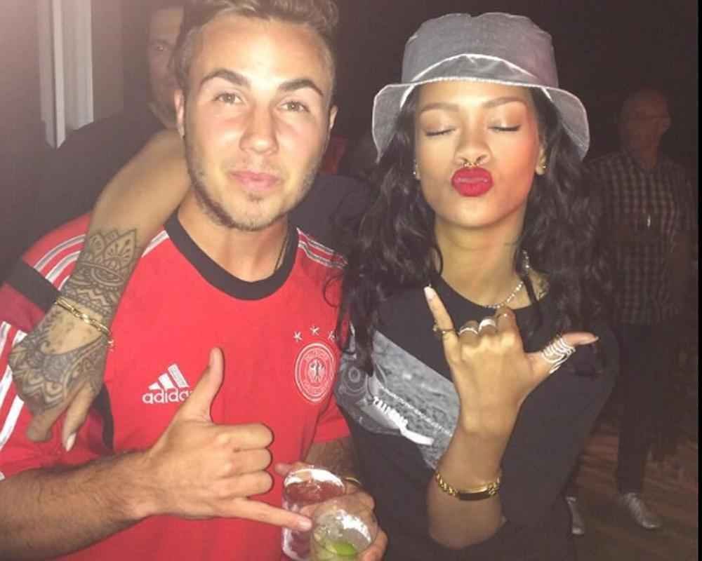 Rihanna (D) posa ao lado de Mario Gtze (D), autor do gol que garantiu o tetracampeonato alemo
