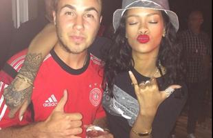Rihanna (D) posa ao lado de Mario Götze (D), autor do gol que garantiu o tetracampeonato alemão