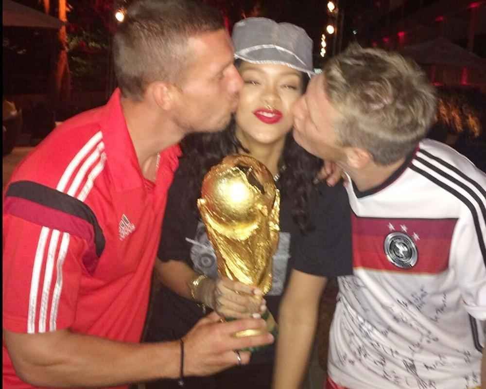Rihanna (C), recebe 'beijo duplo' de Lukas Podolski (E) e Bastian Schweinsteiger (D)